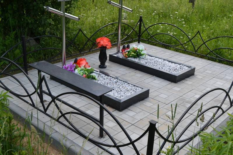 Укладка плитки Изготовление памятников на могилу из гранита и мрамора: цены, фото в Брянске и Брянской области